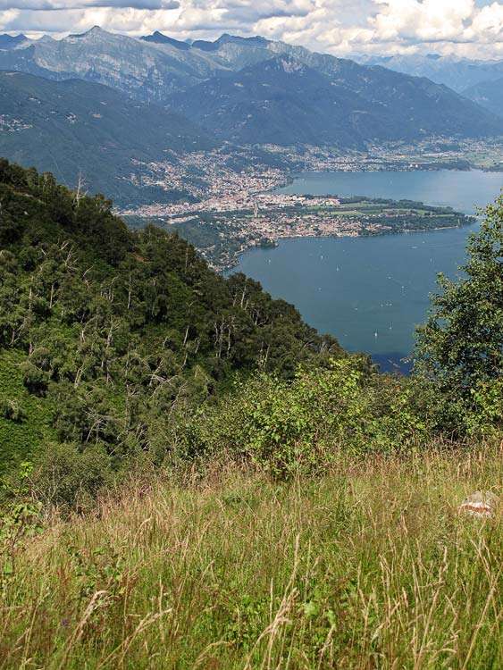 Die ganze Zeit begleiten Views von Lago Maggiore