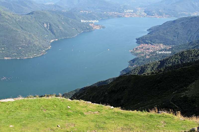 Lago Maggiore, Blick Richtung Luino auf der anderen Seite des Ufers