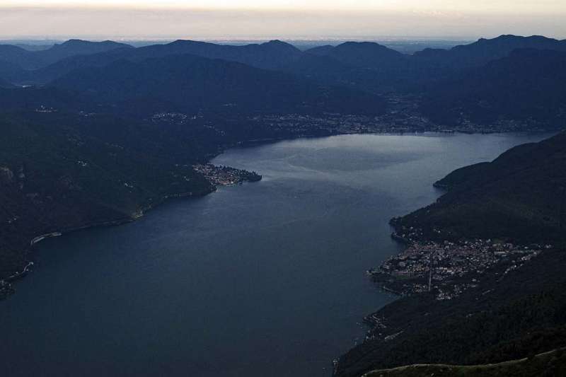 Lago Maggiore. Am Horizont sind die Lichte von Milano zu sehen