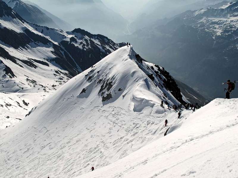 Blick vom Gipfel zum Skidepot. Im Hintergrund ist Tessin