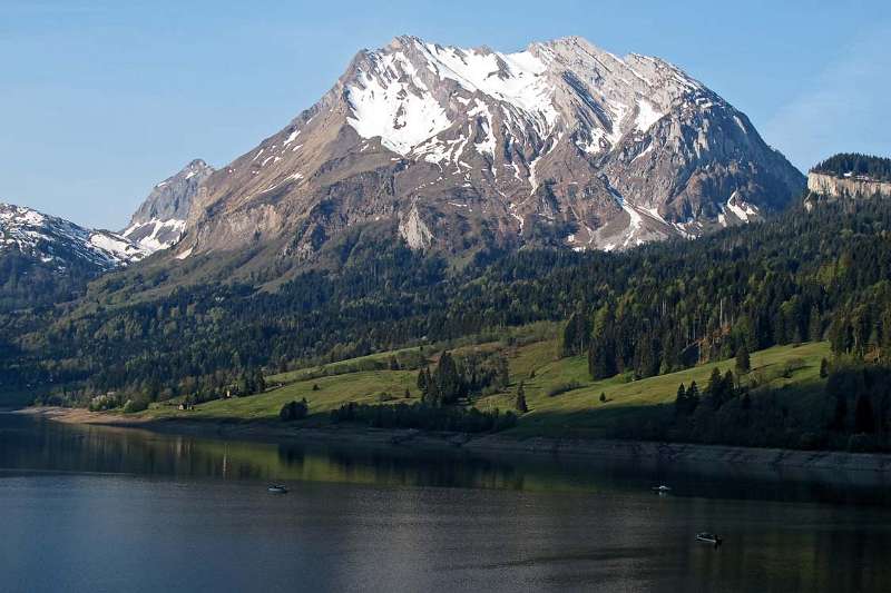 Flüebrig noch mit Schneeflecken