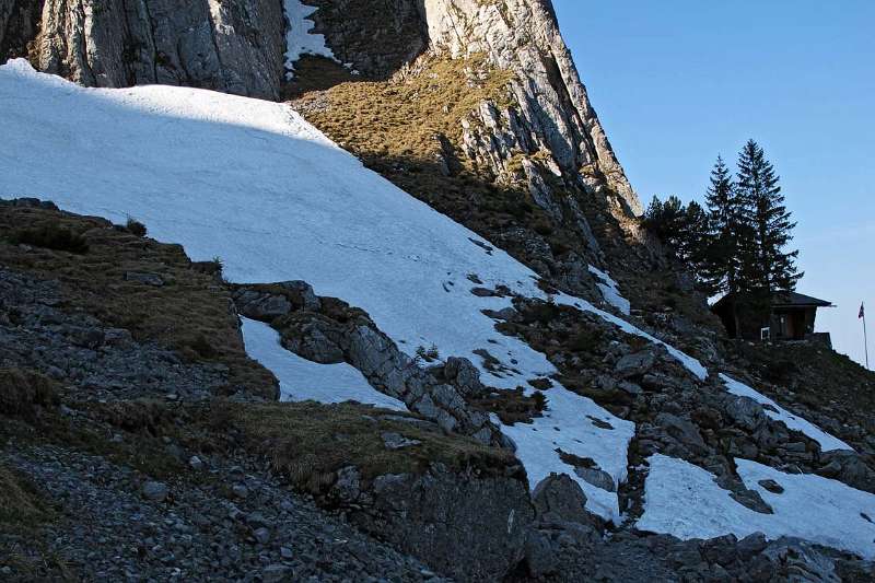 An rechten Seite ist die Kletterhütte