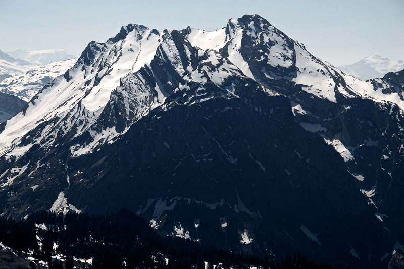 Schöner Nachbar Flübrig hat noch ziemlich viel Schnee