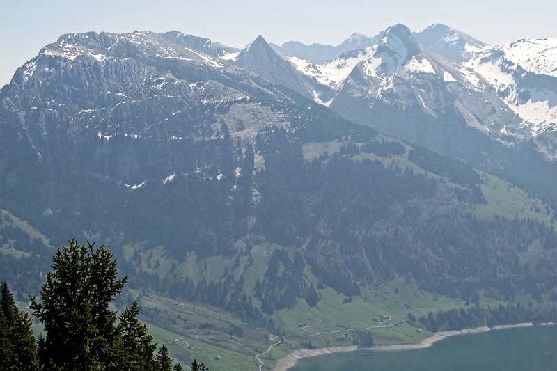 Zindlenspitz und Rossalpelistock auf der anderen Seite von Wägitalersee. Auf die