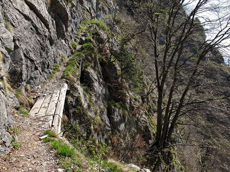 Der Wanderweg ist abgesichert mit Stahlseil