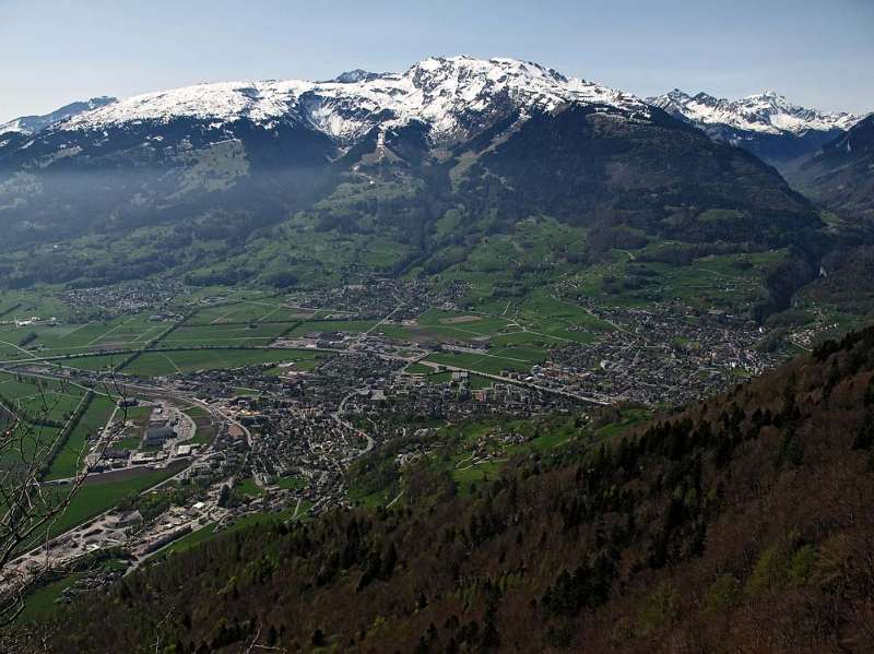 Sargans, weiter Wangs und gegenüber ist Skigebiet Pizol. Auf der rechten