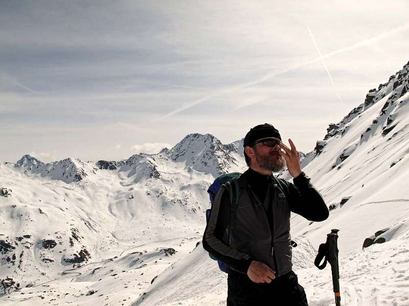 Pause nach dem langen Hang von Sentischhorn. Flüelapassstrasse schlingelt schon weit