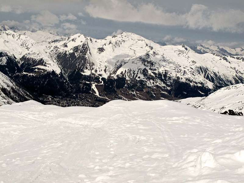 Unten ist Davos. Auf dem Hang gegenüber ist Skigebiet Parsen