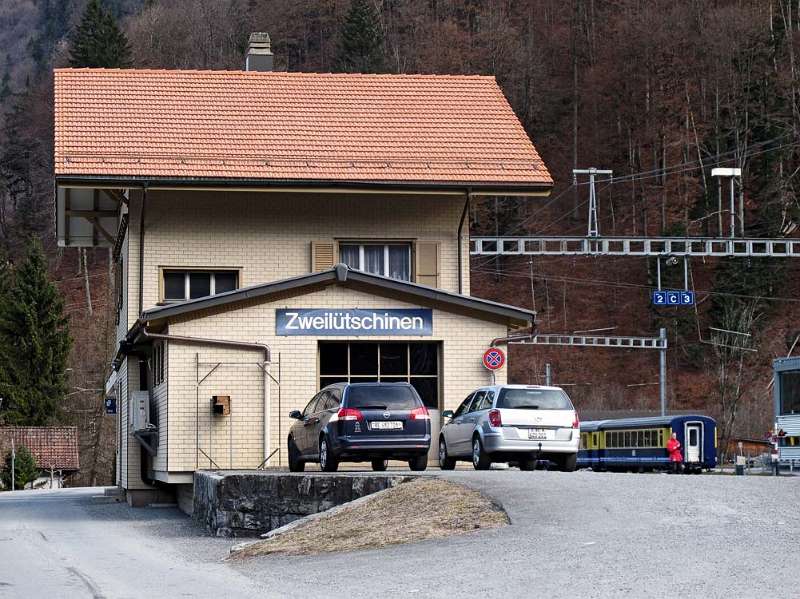 Mit dem Auto bis Bahnhof Zweilütschinen. Weiter mit dem Zug bis