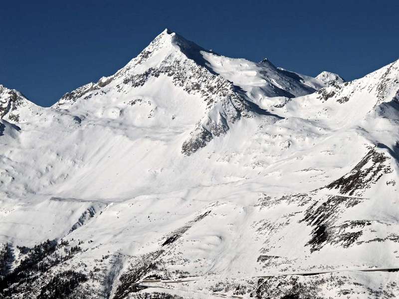 Pizzo Lucendro. Im unteren Teil schlingelt Gotthard-Pass-Strasse