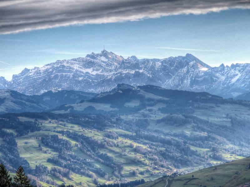 Säntis gegenüber und Toggenburg unten. Schräg sind wirklich die Wolken, nicht