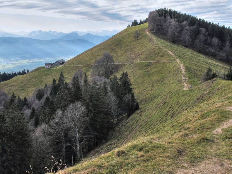 Schöne Hügel und die herbstliche Stimmung