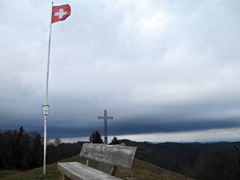 Es weht starker Wind und von Norden ziehen die schwarzen Wolken