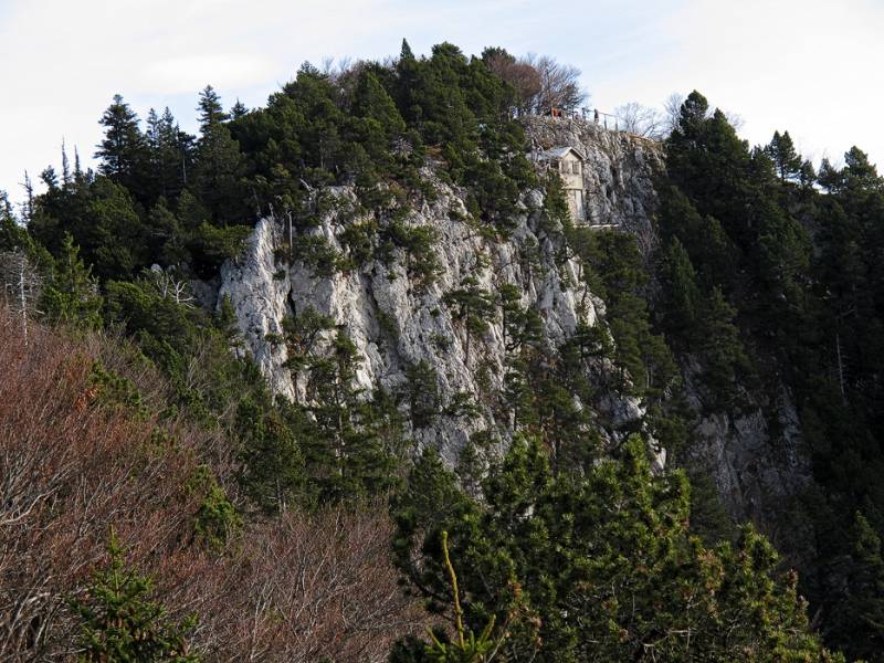 Chöpfli mit Häuschen in den Felsen