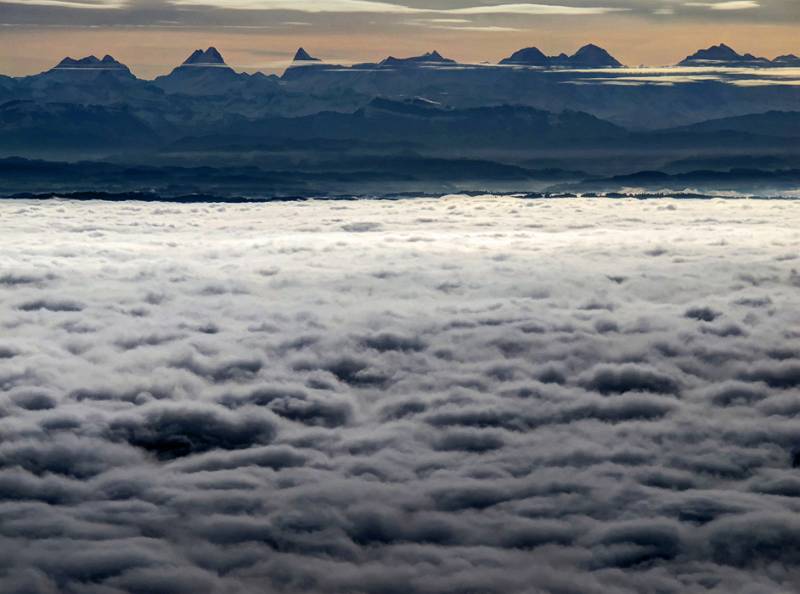 Jungfrau, Mönch, Eiger, Fiecherhörner, Finsteraarhorn, Schreckhorn und Lauteraarhorn. Dazwischen ist viel