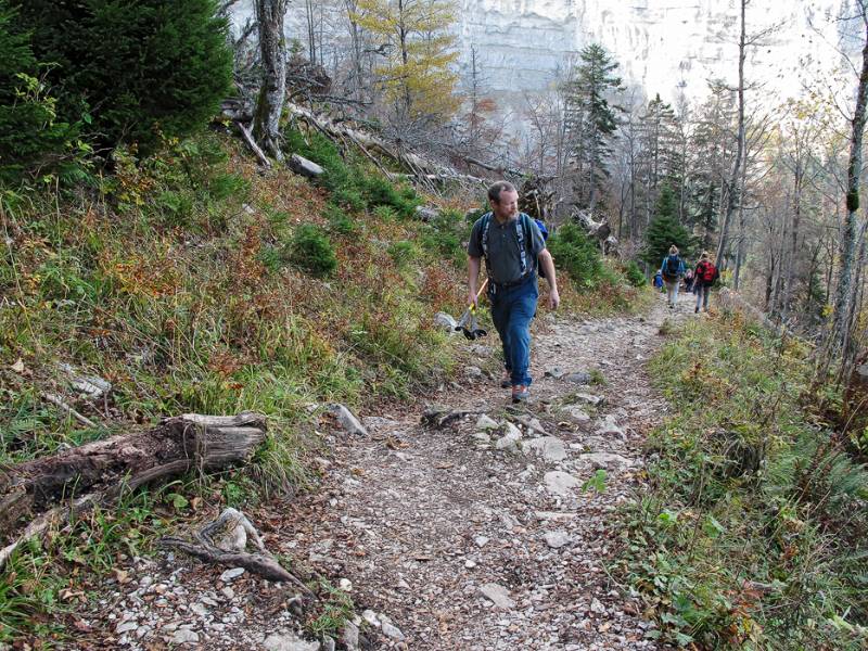 Auf dem Wanderweg nach oben zum Rand des Creux du Van