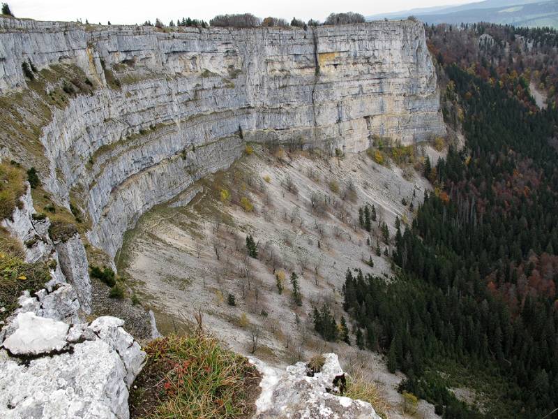 Die steilen Wände von Creux du Van