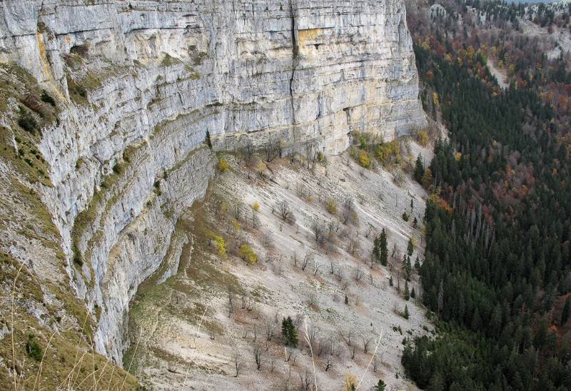 Steile Wäden von Creux du Van mit sichtbaren Spuren unten entlang