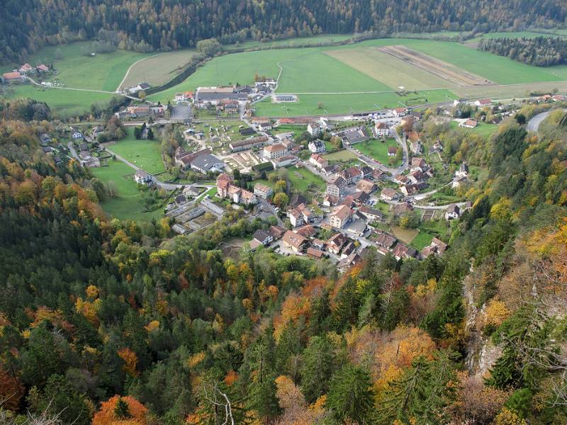 Währen der ganzen Route kann man die Aussichten auf Noiraigue geniessen,