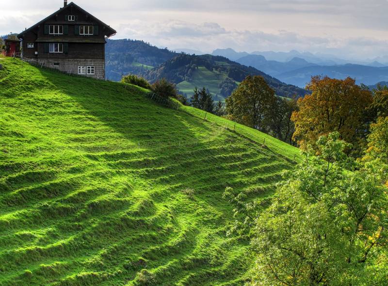 Das Haus auf dem Hügel und noch grüne Wiesen