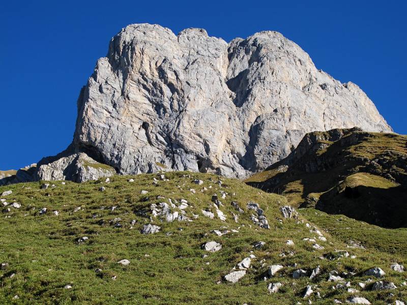 Schöne Felswand von Moor