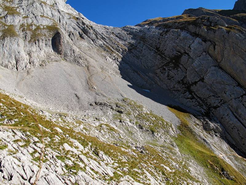 In der Mitte ist Wanderweg zum Altmannsattel