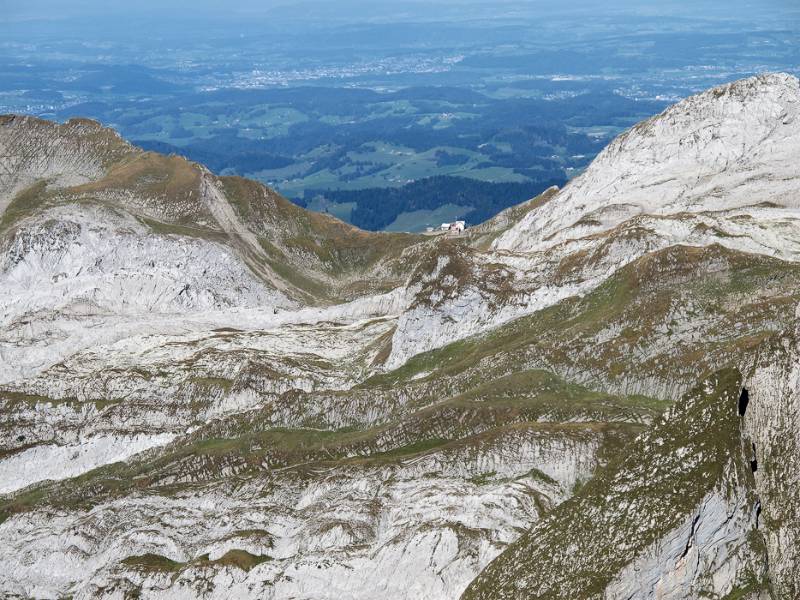 Die Häuser von Tierwis auf dem Sattel