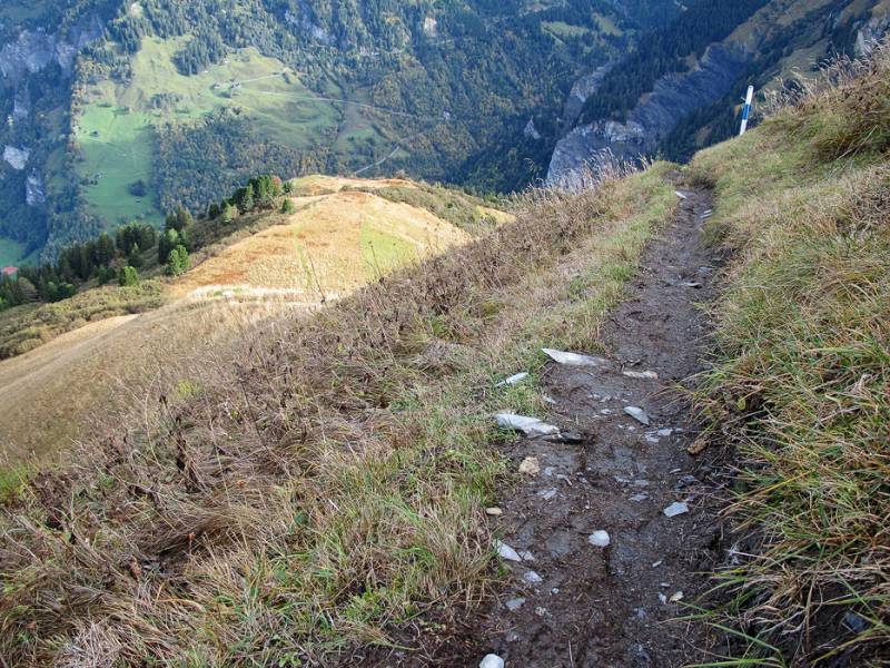 Am Vortag hat es stark geregnet. Der Wanderweg über Grasshänge war