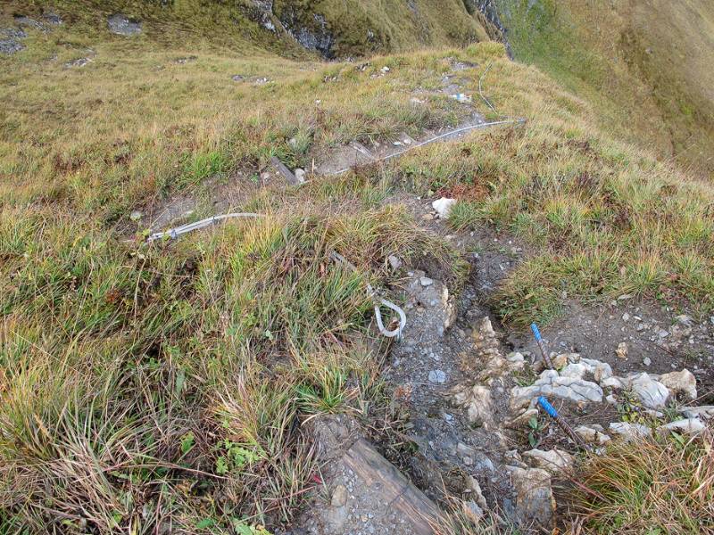 Steiler Grasshang ist mit Dratseil gesichert