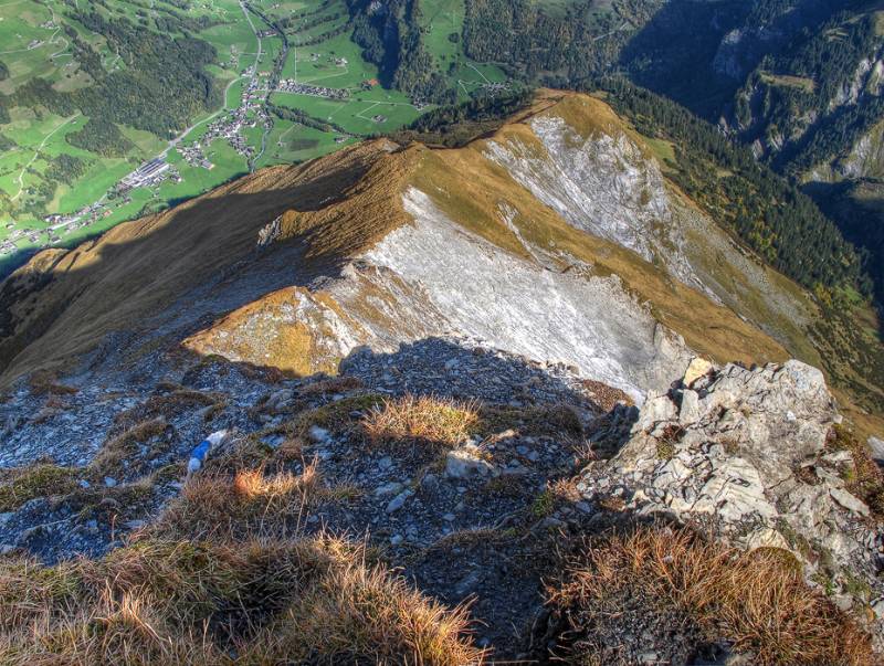 Blick vom Gipfel zurück entlang dem Grat