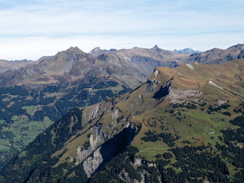 Blick Richtung Fanenstock. Der obere Teil der Skitourroute ist gut zu