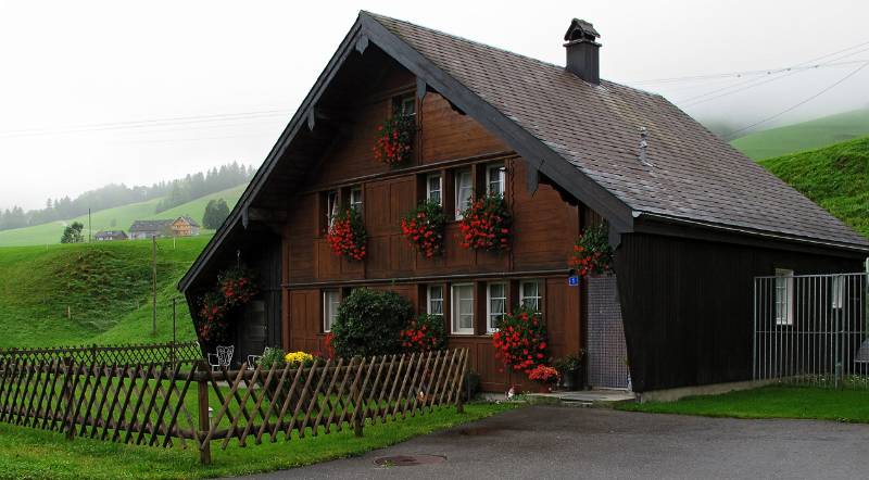 Schönes Appenzeller Haus gleich nach dem Start