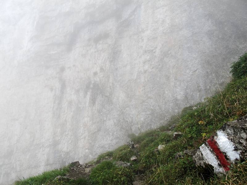 Plötzlich taucht die Felswand aus dem Nebel auf - fängt der