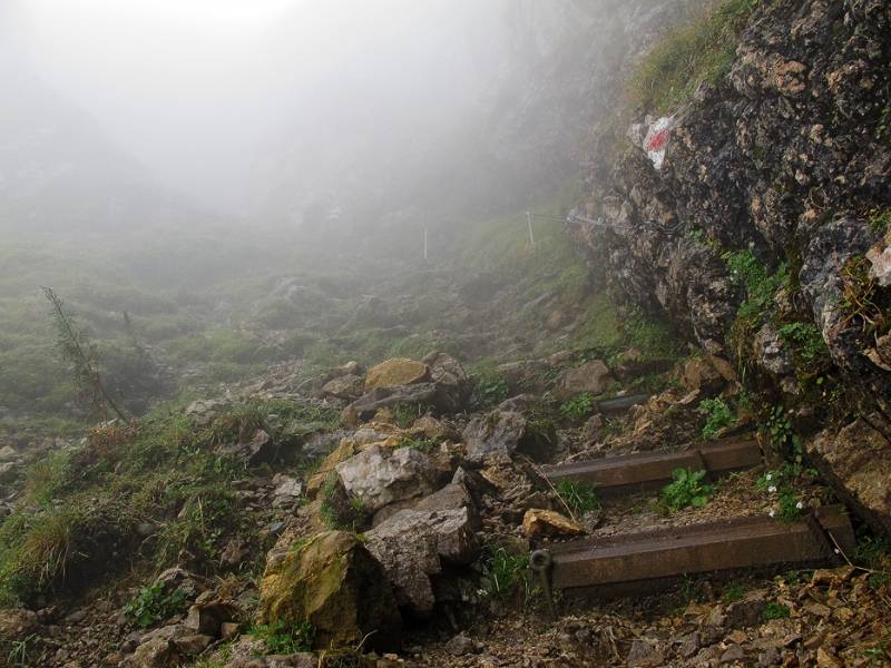 Ziemlich steiler aber sehr gut ausgebauter und abgesicherter Wanderweg