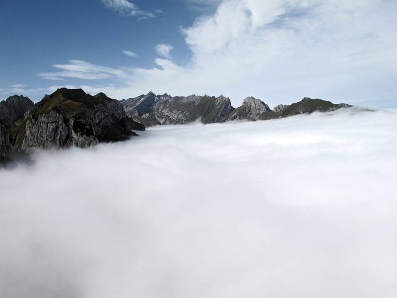 Die Täler sind von dichtem Nebel gefüllt