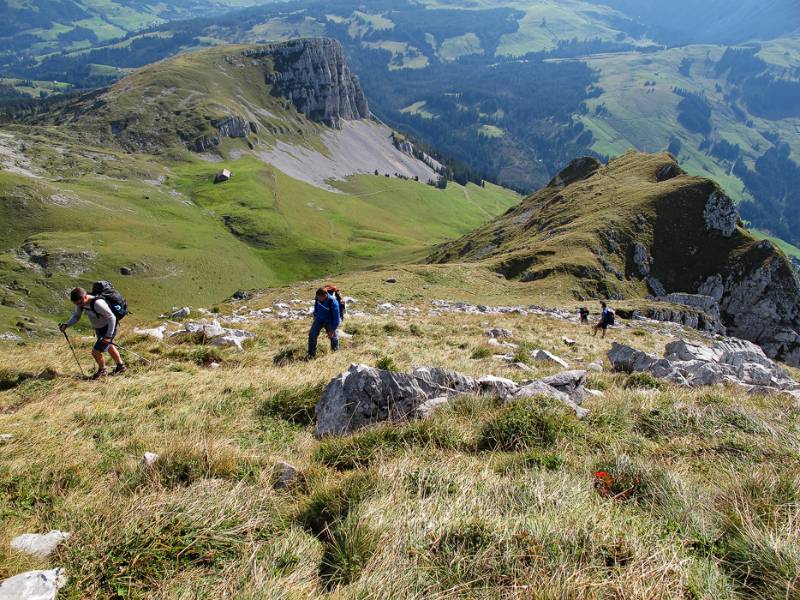 Mehrere Wanderer sind unterwegs. Weit unten ist Chlus