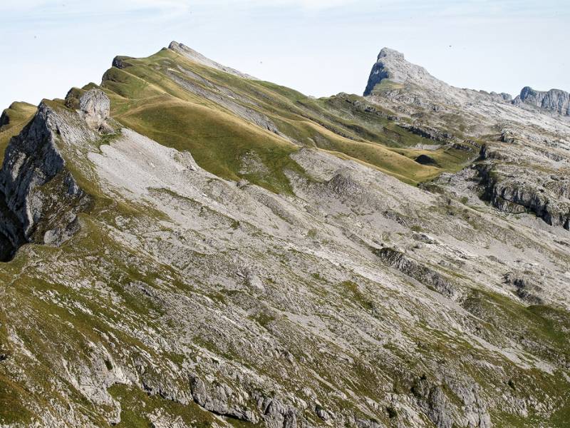 Der Wanderweg verläuft entlang dem Grat Richtung Hengst und Hächle