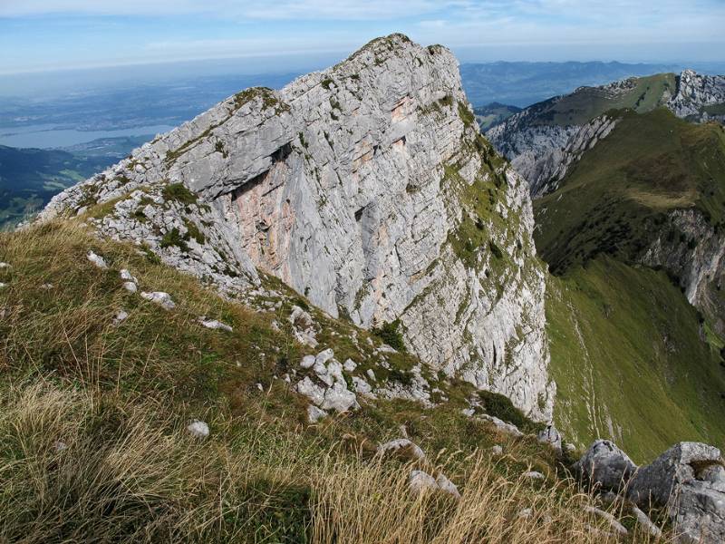 Der Nord-Gipfel von Schieberg. Rechts ist Bockmattlipass