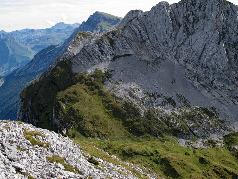 Von links gibt es eine ziemlich anspruchsvolle Wanderroute auf Brünnelistock