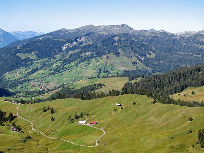 Blick Richtung Habkern. Am Horizont ist der Grat mit Niederhorn und