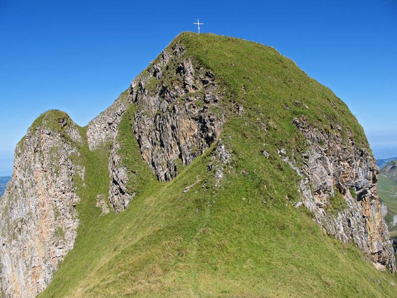 Steiler Grasshang im Schlussaufstieg auf den Gipfelturm