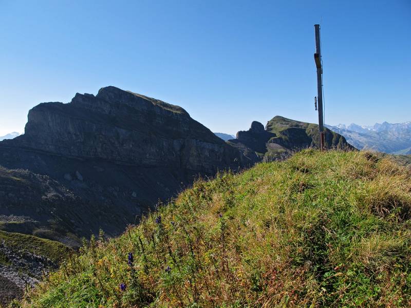 Auf dem Gipfel von Twäriberg. Im Hintergrund sind Druesberg und Forstberg