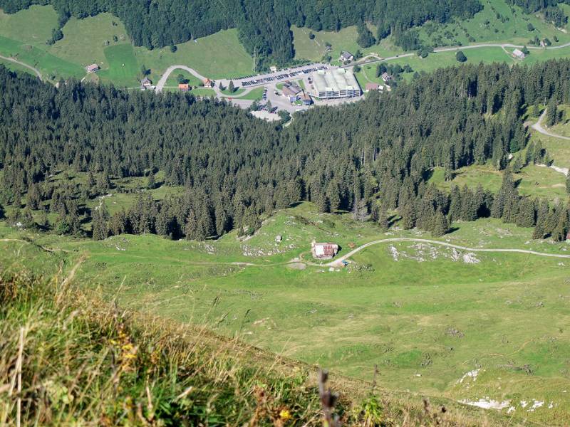 Startpunkt, die Talstation der Seilbahn vom Gipfel aus. Sieht nicht so