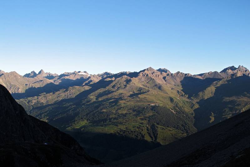 Sanft beleuchtete Berge auf der anderen Seite des Unterengadiner-Tals am Morgen