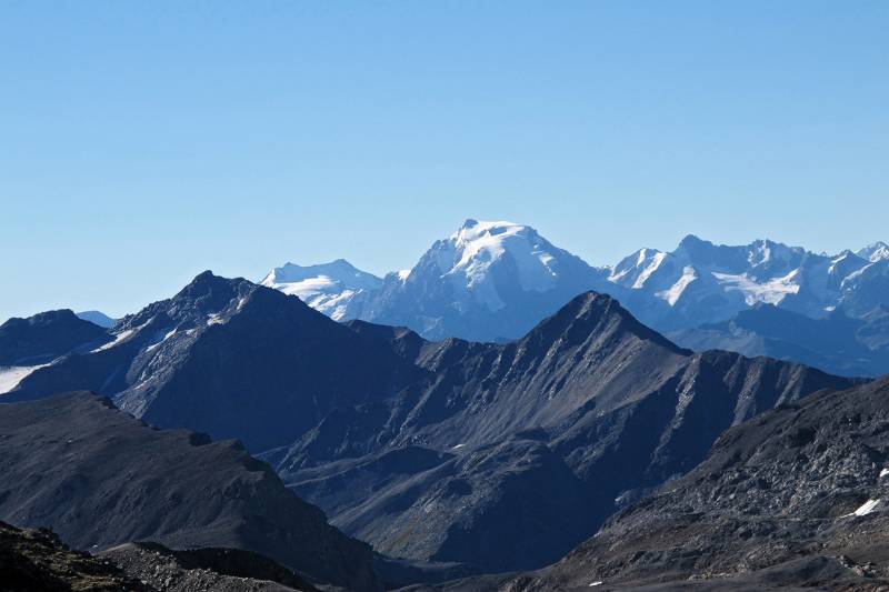 Ortler. Der schwarze Gipfel mit Gletscher auf der linken Seite ist