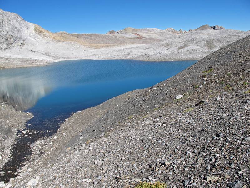 Lajet da Lischana und am Horizon in der Bildmitte is Piz