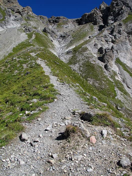 Ziemlich steiler Grat geht weiter in die Felsen-Stuffen über