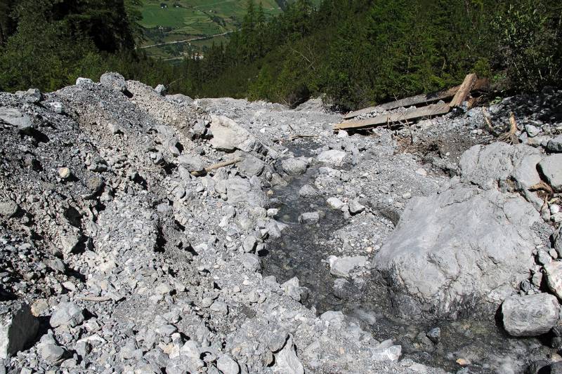 Die Naturgewalt hat die Brücke durch den Bach abgerissen