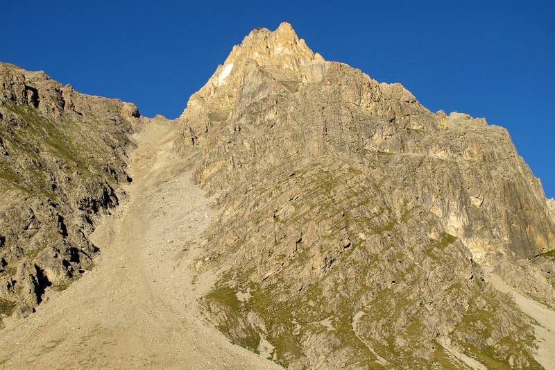 Das Couloir und der Vorgipfel von Piz Lischana am Abend