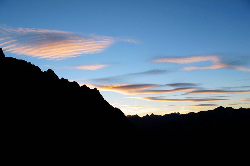 Schöne Wolken und Berg-Konturen beim Sonnenuntergang